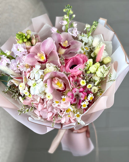 Flower Hat box Boston. Same Day Flower Delivery Boston,  boston same day flower delivery, flower delivery boston same day, Florist Quincy, Quincy Flower Shop, Flower Delivery Boston, Quincy MA Florist, Quincy Flowers, Quincy Florist, Flowers Quincy, Flower Arrangement. Hat box. Flower Hat box Boston. Flower delivery Boston. Bouquet. Flower arrangement. Flower delivery Boston. Same Day Delivery. Flowers. Quincy Florist. Flower Delivery in Quincy. Flower Delivery Quincy MA, Same Day Flower Delivery Quincy MA