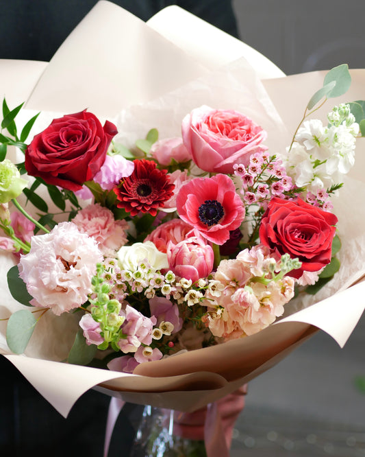 Flower Arrangement. Flower Delivery Boston. Roses. Bouquet. Flower arrangement. Flower delivery Boston. Same Day Delivery. Flowers. Quincy Florist. Flower Delivery in Quincy. Roses in a basket, Valentine's Day Flowers.